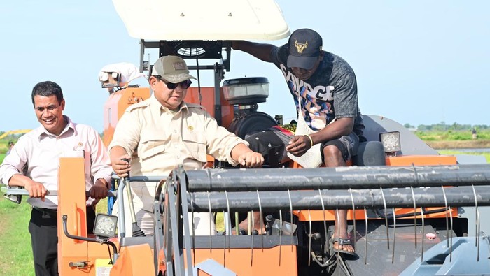 Presiden Prabowo Subianto berkunjung ke Desa Telaga Sari, Distrik Kurik, Kabupaten Merauke, Provinsi Papua Selatan. Prabowo meninjau langsung proses tanam dan panen padi dalam rangka pengembangan program swasembada pangan nasional.