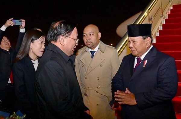 Jakarta - Presiden Prabowo Subianto tiba di Beijing, China, didampingi putranya, Didit Hediprasetyo, dalam lawatan pertamanya sebagai kepala negara ke luar negeri. Prabowo diagendakan bertemu dengan Presiden China Xi Jinping.