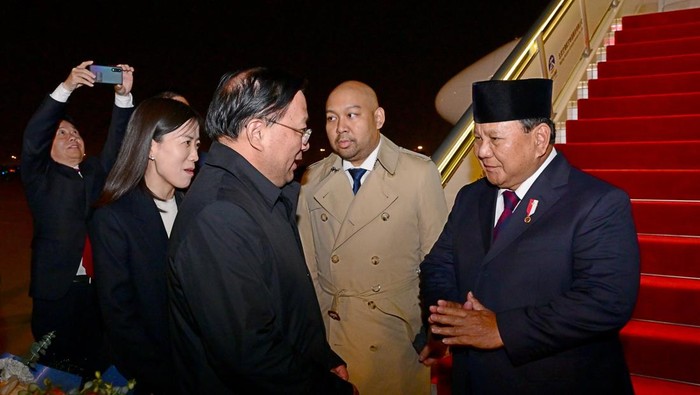 Jakarta - Presiden Prabowo Subianto tiba di Beijing, China, didampingi putranya, Didit Hediprasetyo, dalam lawatan pertamanya sebagai kepala negara ke luar negeri. Prabowo diagendakan bertemu dengan Presiden China Xi Jinping.