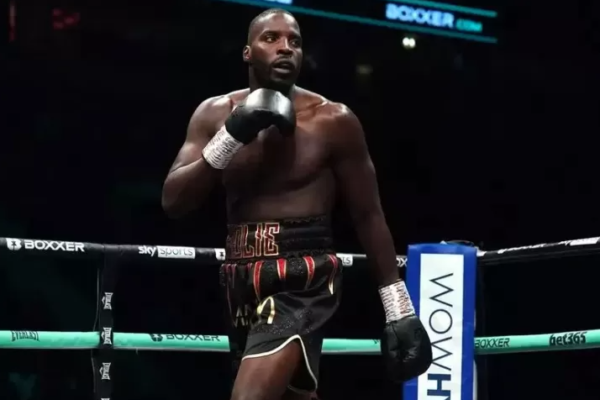 Lawrence Okolie, mantan juara WBO di kelas penjelajah, siap memulai debutnya di divisi kelas berat pada 7 Desember mendatang dengan menghadapi Hussein Muhamed. Petinju berusia 31 tahun ini, yang baru saja menandatangani kontrak dengan promotor terkenal Frank Warren, berambisi untuk menjadi bintang baru dalam dunia tinju kelas berat.