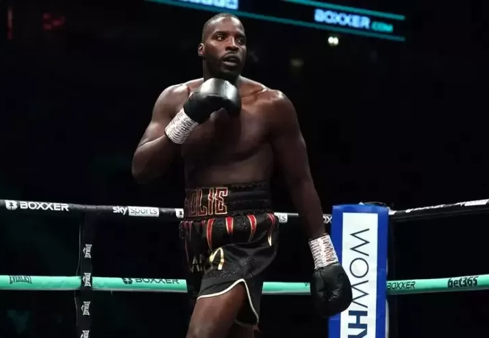 Lawrence Okolie, mantan juara WBO di kelas penjelajah, siap memulai debutnya di divisi kelas berat pada 7 Desember mendatang dengan menghadapi Hussein Muhamed. Petinju berusia 31 tahun ini, yang baru saja menandatangani kontrak dengan promotor terkenal Frank Warren, berambisi untuk menjadi bintang baru dalam dunia tinju kelas berat.