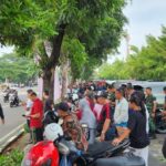 Jakarta - Wakil Presiden Gibran Rakabuming Raka memimpin upacara ziarah nasional di Taman Makam Pahlawan (TMP) Kalibata, Jakarta Selatan, dalam rangka memperingati Hari Pahlawan. Warga pun antusias menyaksikan upacara tersebut.