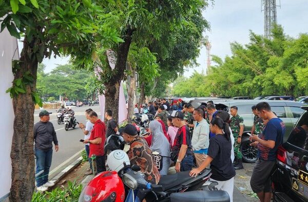 Jakarta - Wakil Presiden Gibran Rakabuming Raka memimpin upacara ziarah nasional di Taman Makam Pahlawan (TMP) Kalibata, Jakarta Selatan, dalam rangka memperingati Hari Pahlawan. Warga pun antusias menyaksikan upacara tersebut.