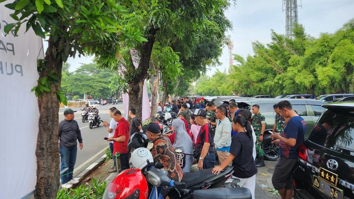 Jakarta - Wakil Presiden Gibran Rakabuming Raka memimpin upacara ziarah nasional di Taman Makam Pahlawan (TMP) Kalibata, Jakarta Selatan, dalam rangka memperingati Hari Pahlawan. Warga pun antusias menyaksikan upacara tersebut.