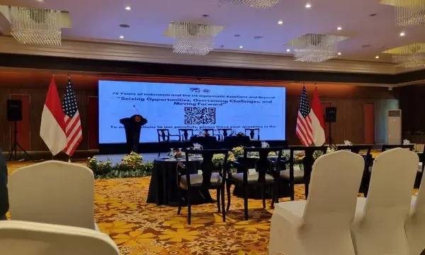 beritanana4d.com, Jakarta - 75 tahun sudah hubungan diplomatik Indonesia-Amerika Serikat (AS). Salah satu rangkaian peringatan hubungan diplomatik kedua negara adalah peluncuran prangko. Prangko yang merupakan simbol dari perjalanan panjang persahabatan dan kerja sama antar kedua negara itu terbit pada Jumat 13 Desember 2024.