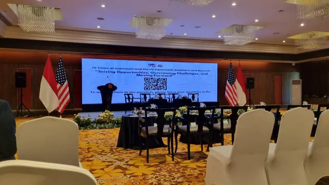 beritanana4d.com, Jakarta - 75 tahun sudah hubungan diplomatik Indonesia-Amerika Serikat (AS). Salah satu rangkaian peringatan hubungan diplomatik kedua negara adalah peluncuran prangko. Prangko yang merupakan simbol dari perjalanan panjang persahabatan dan kerja sama antar kedua negara itu terbit pada Jumat 13 Desember 2024.