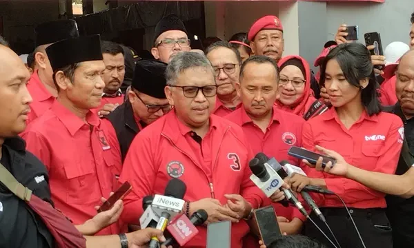 beritanana4d.com, Jakarta - Kompak mengenakan kemeja serba hitam, jajaran pengurus DPP Partai Demokrasi Indonesia Perjuangan (PDIP) menggelar jumpa pers di Kantor DPP, Jalan Diponegoro Jakarta, Selasa malam, 24 D