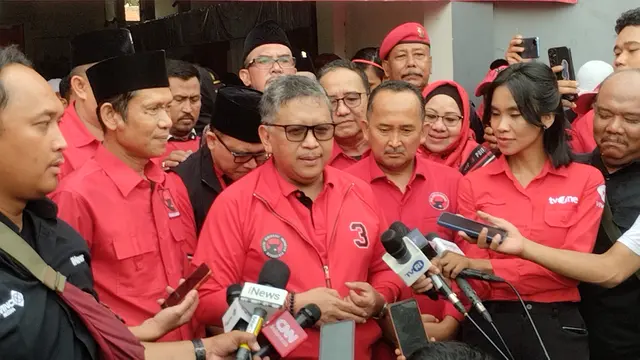 beritanana4d.com, Jakarta - Kompak mengenakan kemeja serba hitam, jajaran pengurus DPP Partai Demokrasi Indonesia Perjuangan (PDIP) menggelar jumpa pers di Kantor DPP, Jalan Diponegoro Jakarta, Selasa malam, 24 D