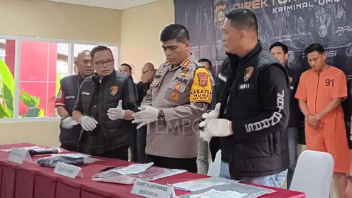 beritanana4d.com, Palembang - FD, 37 tahun, tersangka penganiayaan dokter koas (co-assistant) meminta maaf kepada korban, Muhammad Luthfi Hadhyan. Dalam permintaan maaf itu juga, FD sempat menyebut nama Kepala Balai Pelaksanaan Jalan Nasional (BPJN) Kementerian Pekerjaan Umum dan Penataan Ruang (PUPR) Kalimantan Barat Dedy Mandarsyah beserta istrinya, Sri Meilina.