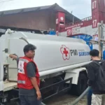 beritanana4d.com, Jakarta - Palang Merah Indonesia (PMI) Kabupaten Tangerang mendistribusikan bantuan air bersih serta kebutuhan logistik lainnya, untuk korban banjir di Kecamatan Gunung Kaler, Senin (27/1/2025).