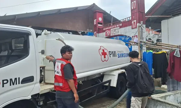 beritanana4d.com, Jakarta - Palang Merah Indonesia (PMI) Kabupaten Tangerang mendistribusikan bantuan air bersih serta kebutuhan logistik lainnya, untuk korban banjir di Kecamatan Gunung Kaler, Senin (27/1/2025).