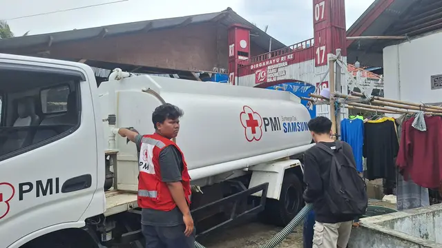 beritanana4d.com, Jakarta - Palang Merah Indonesia (PMI) Kabupaten Tangerang mendistribusikan bantuan air bersih serta kebutuhan logistik lainnya, untuk korban banjir di Kecamatan Gunung Kaler, Senin (27/1/2025).