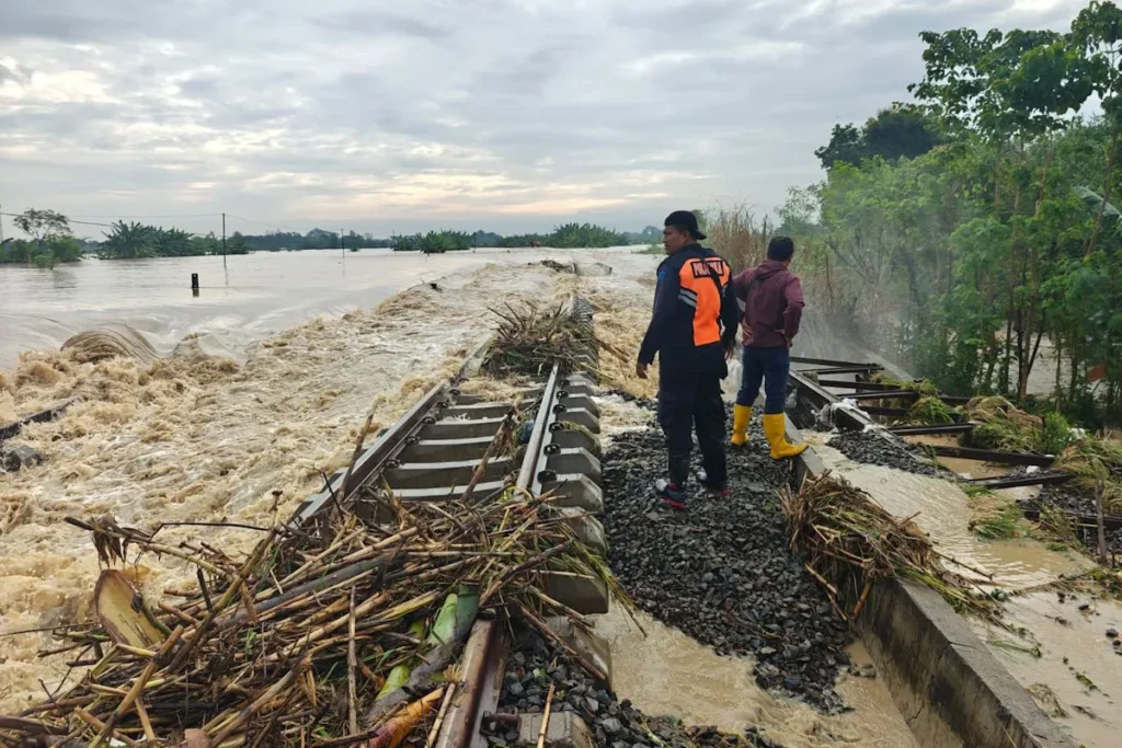 Jakarta (beritanana4d.com) - PT Kereta Api Indonesia (KAI) memastikan pengembalian 100 persen tiket bagi pelanggan yang mengalami pembatalan perjalanan kereta api akibat adanya banjir yang terjadi di Km 32+5/7 antara Stasiun Gubug