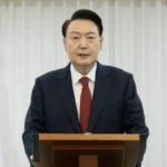 Seoul (beritanana4d.com) - Presiden Korea Selatan yang dimakzulkan, Yoon Suk Yeol, ditangkap penyidik Korsel dalam upaya kedua mereka membawa Yoon dari kediaman kepresidenan untuk diperiksa terkait deklarasi darurat militer Desember lalu.